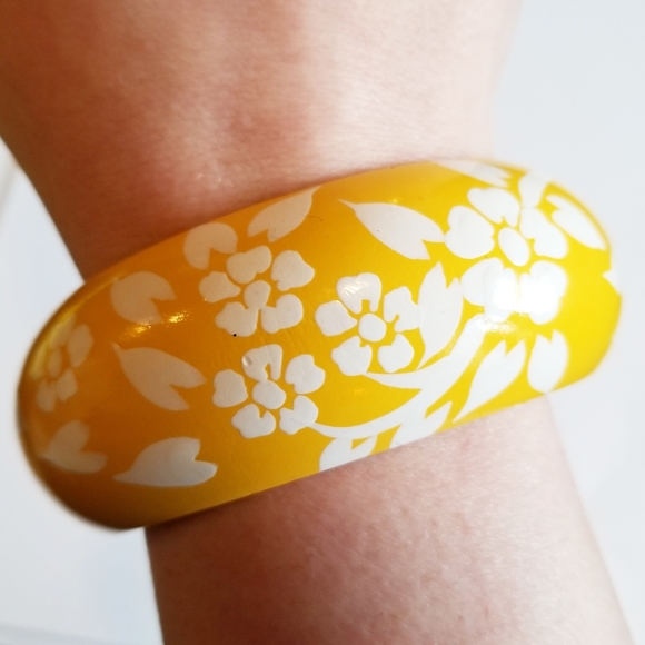 Vintage Jewelry - Vintage sunny yellow bangle bracelet painted white flowers wood